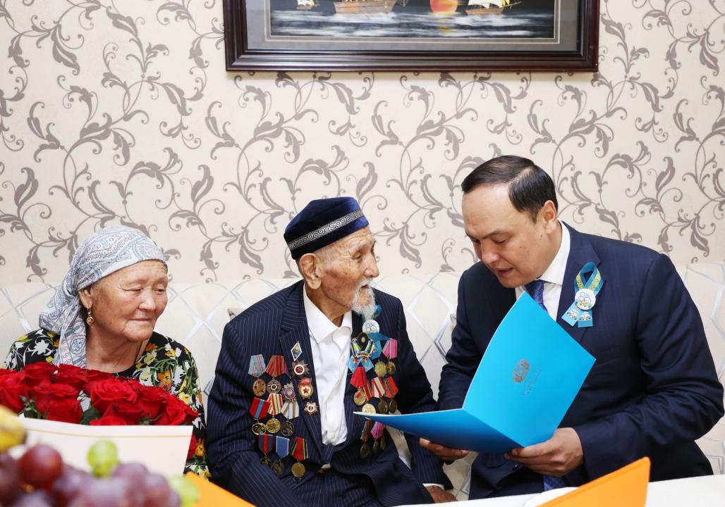 قاراشوكەەۆ ارداگەرلەرگە قۇرمەت كورسەتتى