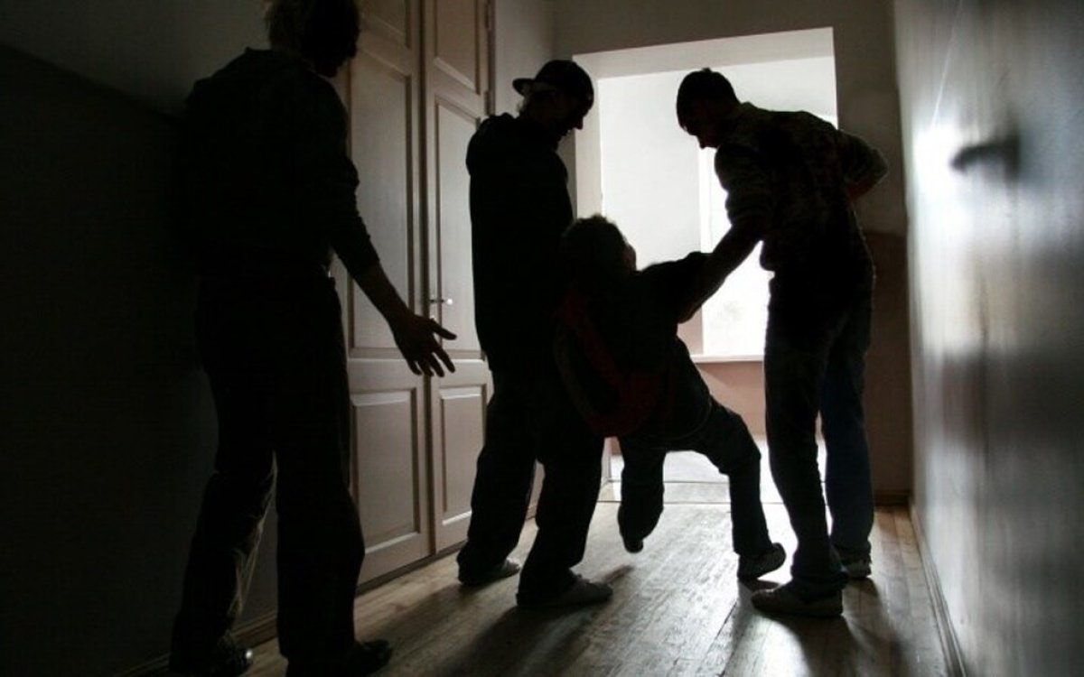 اتىراۋدا ءبىر توپ ءجاسوسپىرىم ەكى بالانى اياۋسىز سوققىعا جىققان