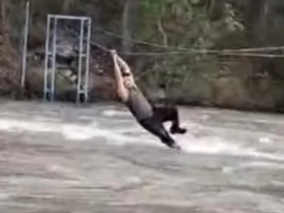 كوكسۋ وزەنىنەن ارقان ارقىلى وتپەك بولعان ەر ادام سۋعا اعىپ كەتتى