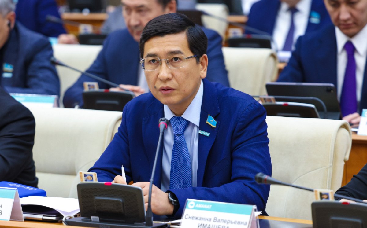 دەپۋتات ەل مەكتەپتەرىندە جاساندى ينتەللەكتىنى وقىتۋدى ۇسىندى