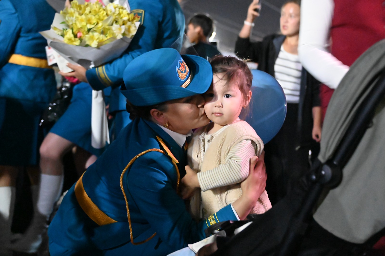 شىمكەنتتەن اسكەري پارادقا ون ەكى ارۋ قاتىستى