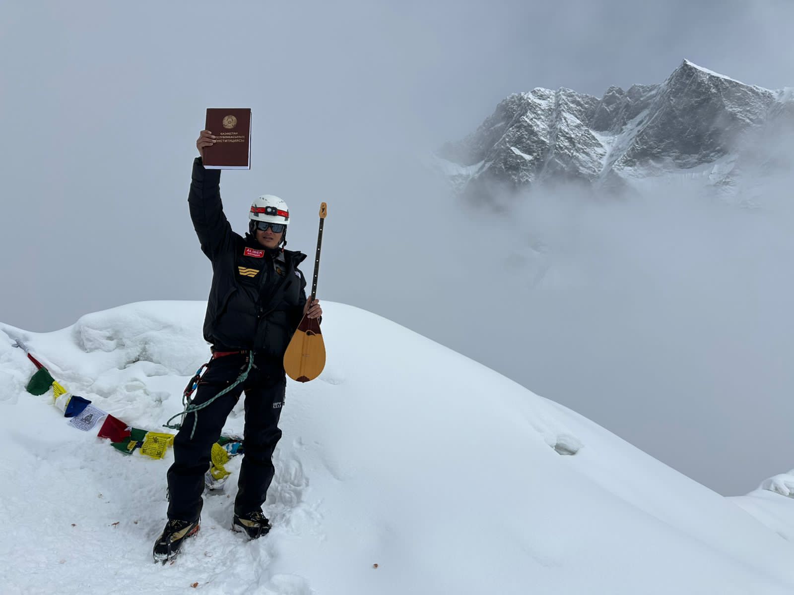 الپينيست ەل كونستيتۋتسياسىن گيمالايداعى ايلەند پيك شىڭىنا كوتەردى