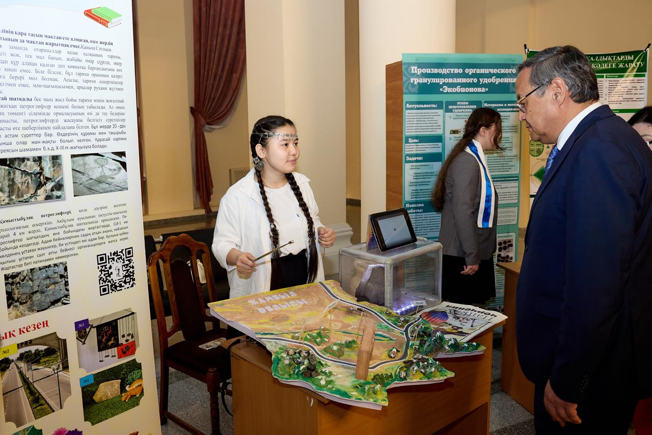 پرەزيدەنت جانىنداعى ۇعا-دا جاس زەرتتەۋشىلەر اكادەمياسى اشىلىپ, ۇزدىك جوبالار ىرىكتەلدى