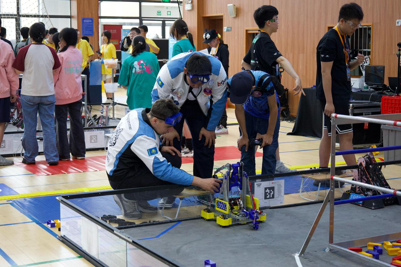 اۋىل بالالارى  حالىقارالىق روبوتوتەحنيكا جارىسىندا جەڭىسكە جەتتى