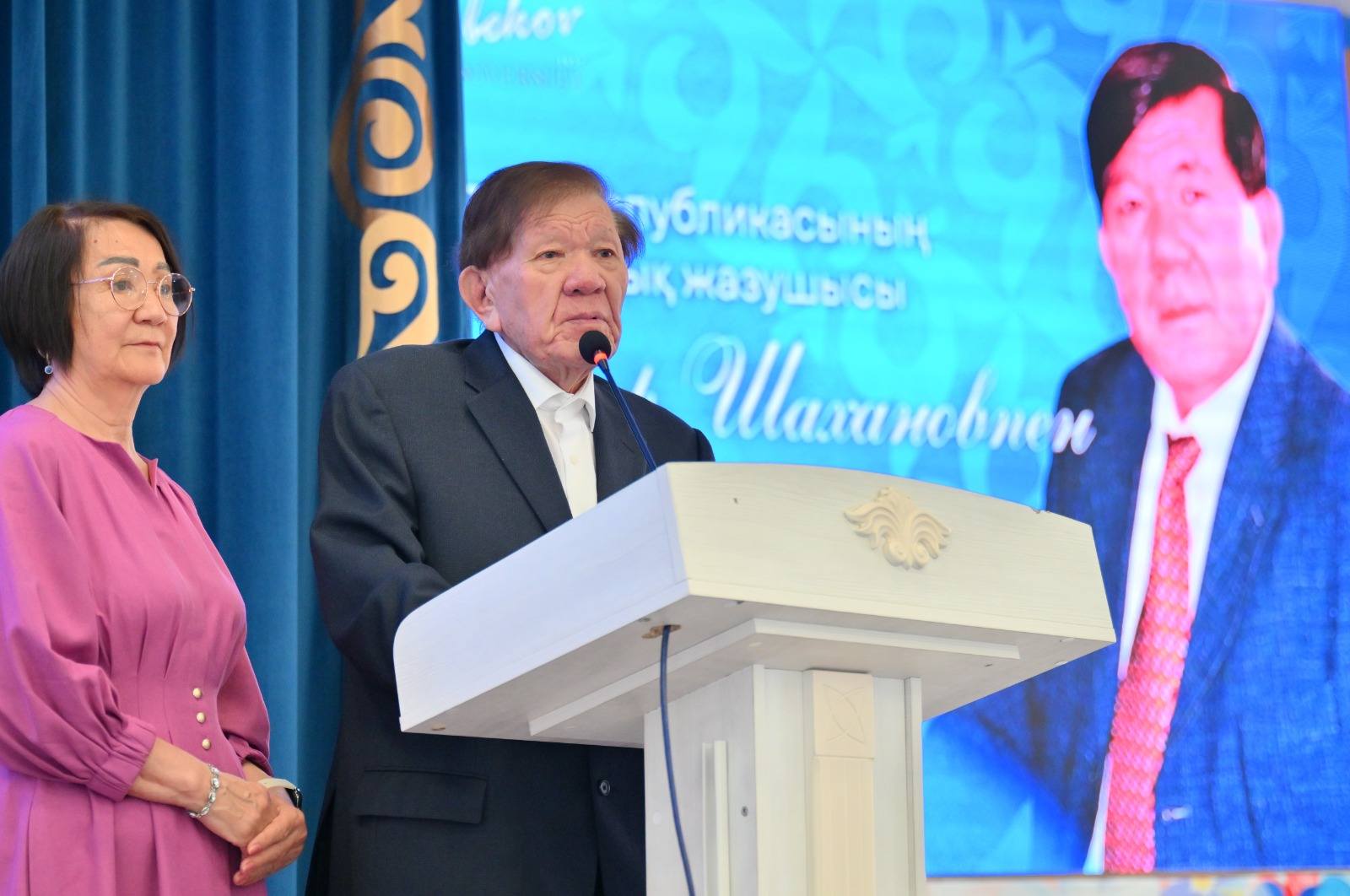 اقىن مۇحتار شاحانوۆ شىمكەنتتىكتەرمەن جۇزدەستى