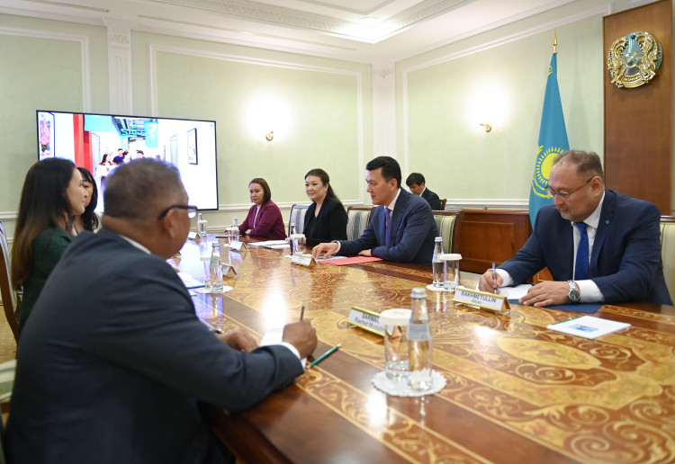 يۋنيسەف-ءتىڭ وڭىرلىك ديرەكتورىمەن كەزدەستى