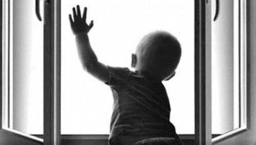 پاۆلوداردا بەس جاسار قىز بالا اشىق تۇرعان تەرەزەدەن قۇلادى