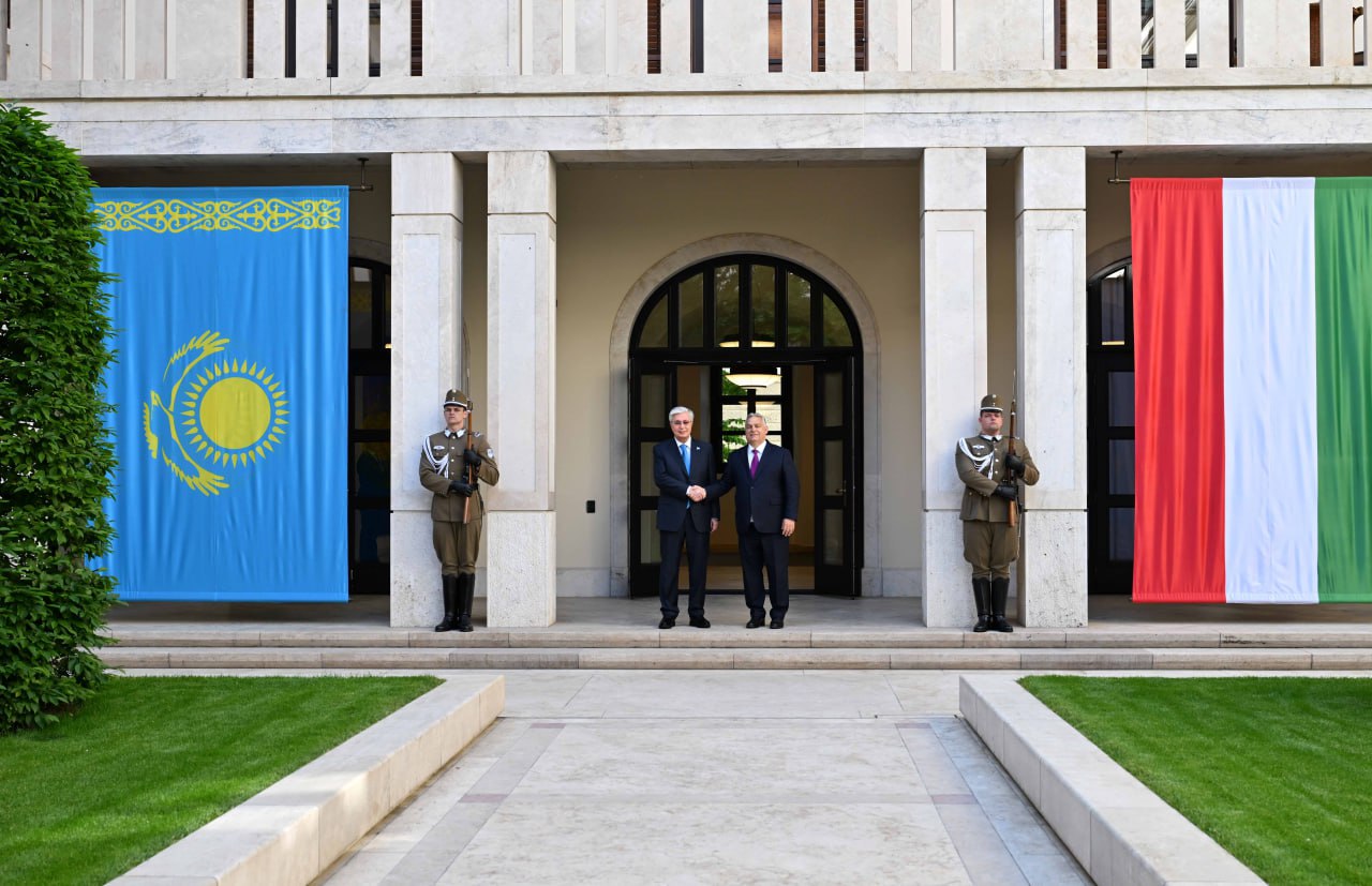 مەملەكەت باسشىسى ماجارستان پرەمەر-مينيسترىمەن كەلىسسوز جۇرگىزدى