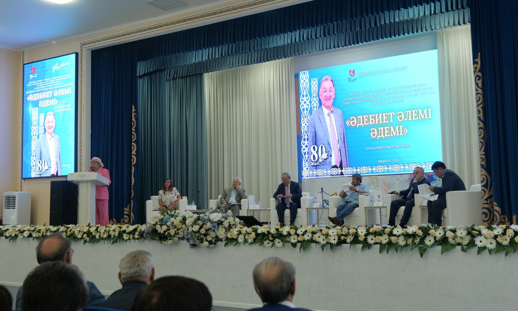 قازاقى بولمىستى دارىپتەگەن قالامگەر