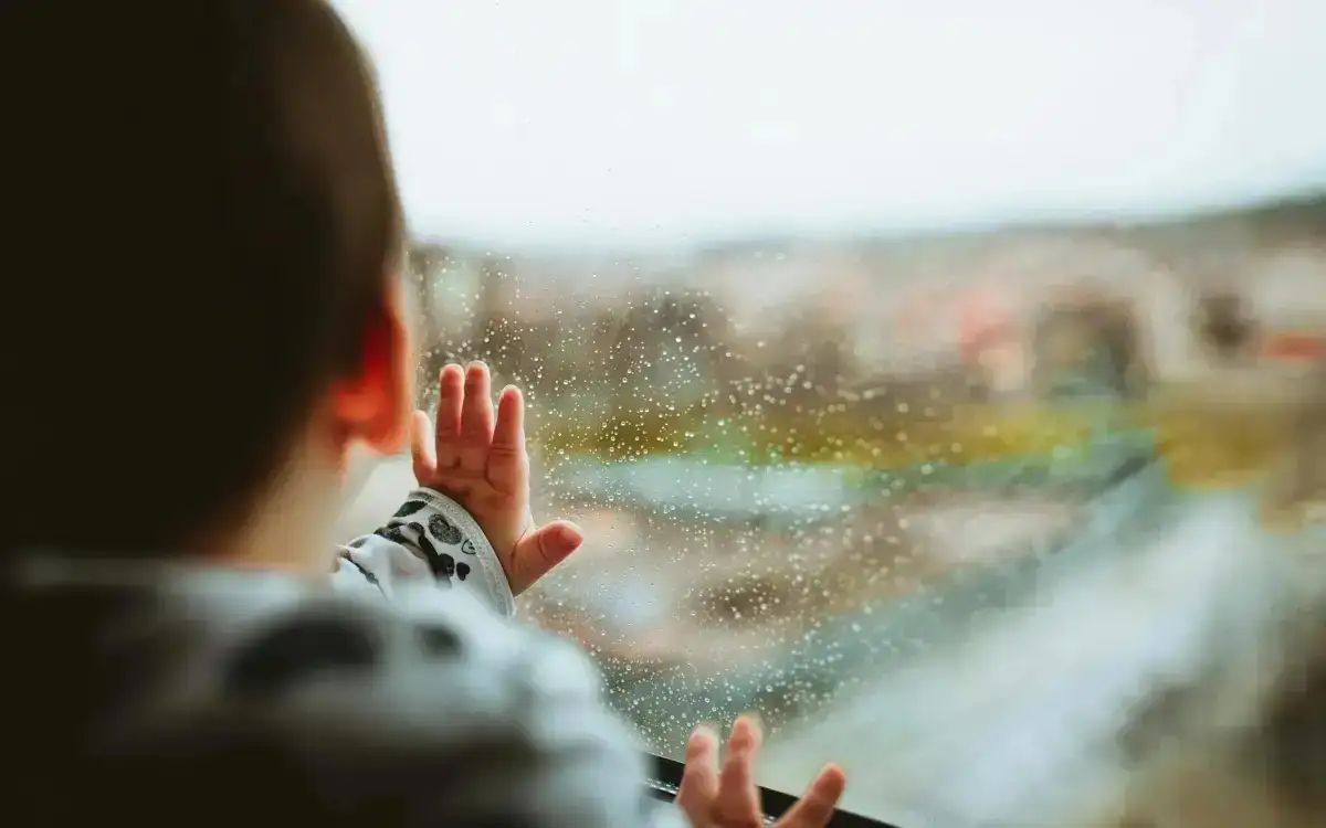 قاراعاندىدا ەكى جاسار بالا جەتىنشى قاباتتان قۇلاپ كەتتى