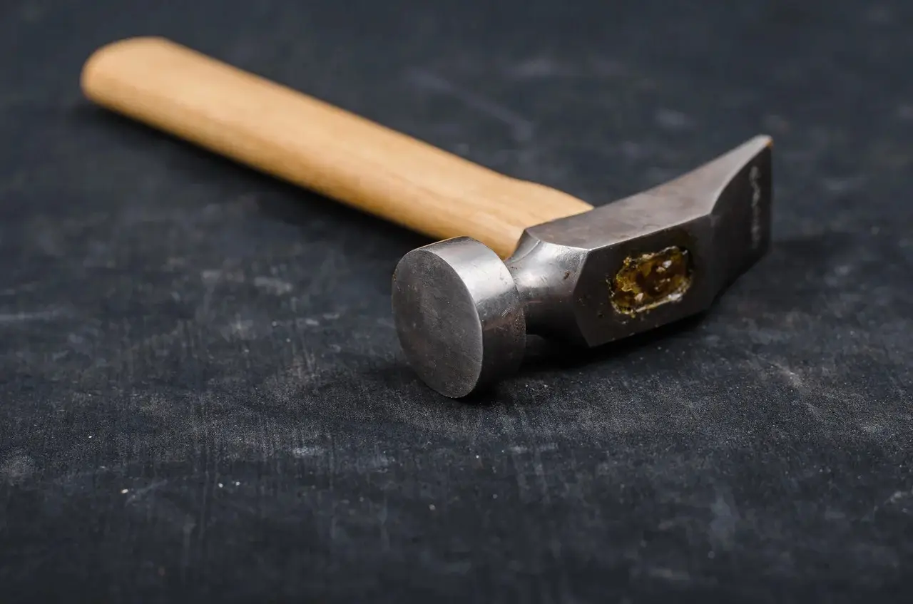 ەمشى ەر ادامدى بالعامەن ۇرىپ, ومىرتقاسىن سىندىرعان