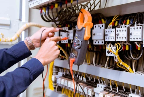 الماتىدا ەكى ەلەكتريك توكقا ءتۇسىپ, اۋىر كۇيىك الدى