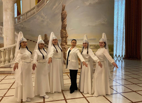 ىم-يشارامەن تۇسىنىسكەن بي ۇجىمى