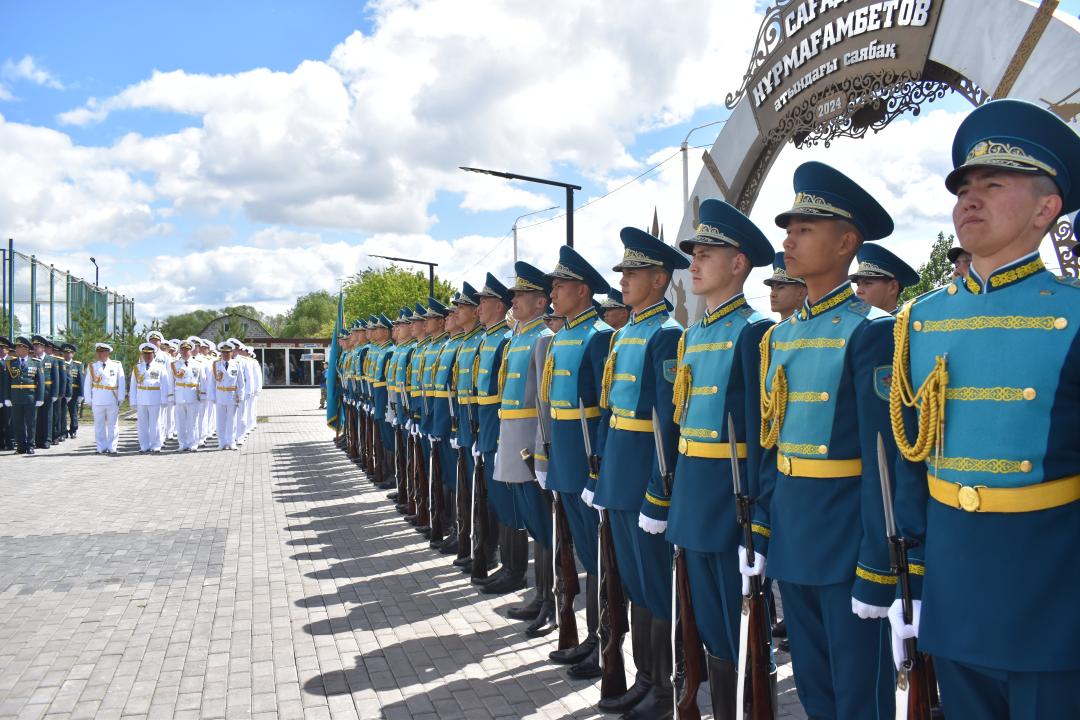 قارۋلى كۇشتەردىڭ اسكەري قىزمەتشىلەرى ارميا گەنەرالى ساعادات نۇرماعامبەتوۆتى ەسكە الدى