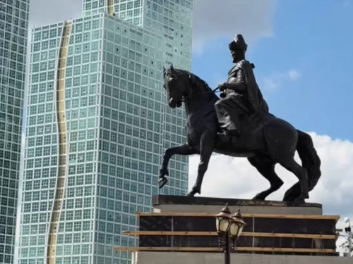 استانادا كەنەسارى حاننىڭ ەسكەرتكىشى تۇعىرىنا قايتا قوندى