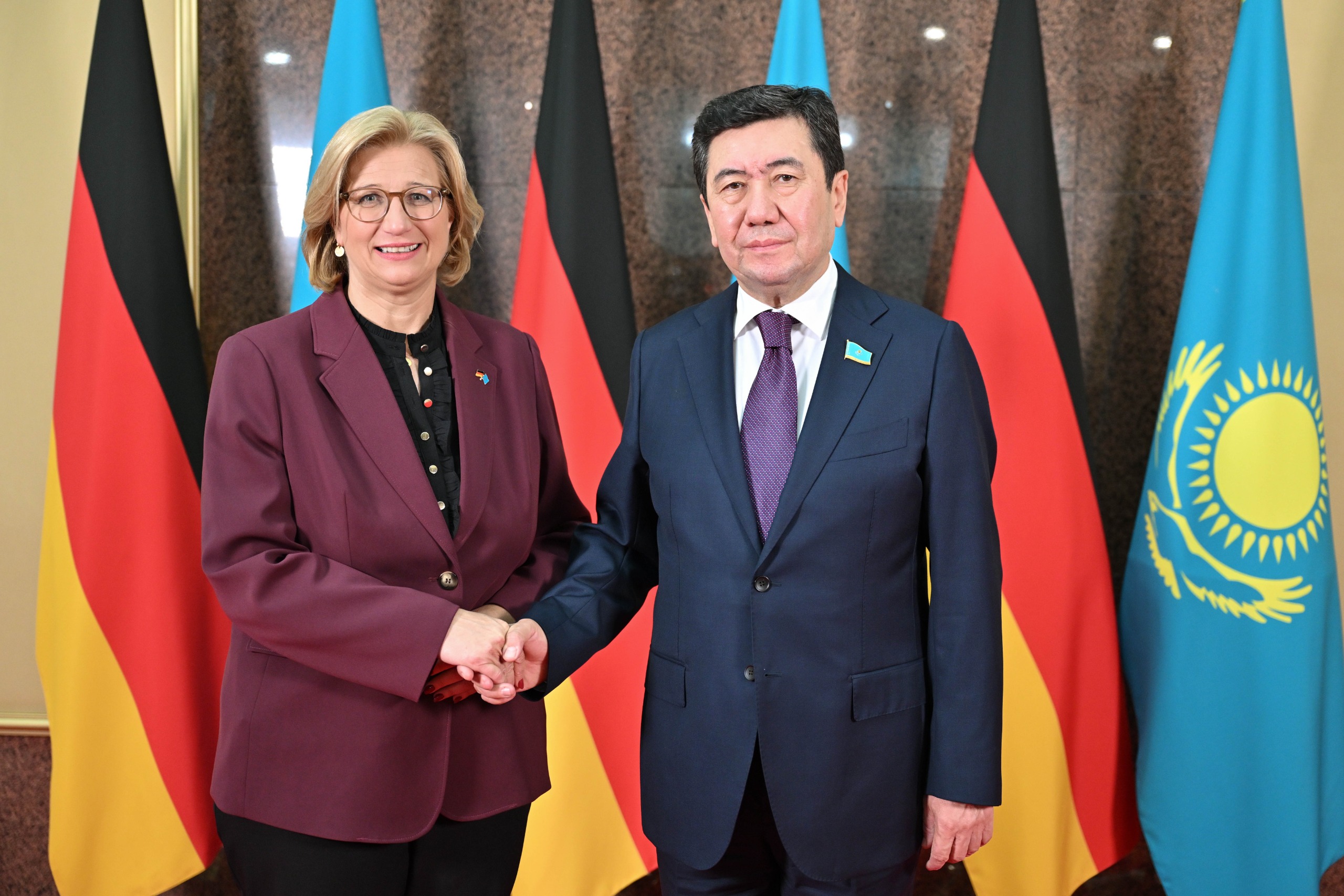 ماجىلىسكە گەرمانيا  پارلامەنتى جوعارى پالاتاسىنىڭ باسشىسى كەلدى