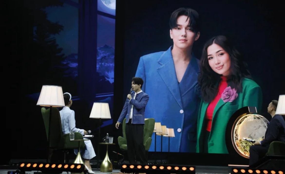 ديماش قۇدايبەرگەن الماتىدا تىڭدارماندارىمەن جۇزدەستى