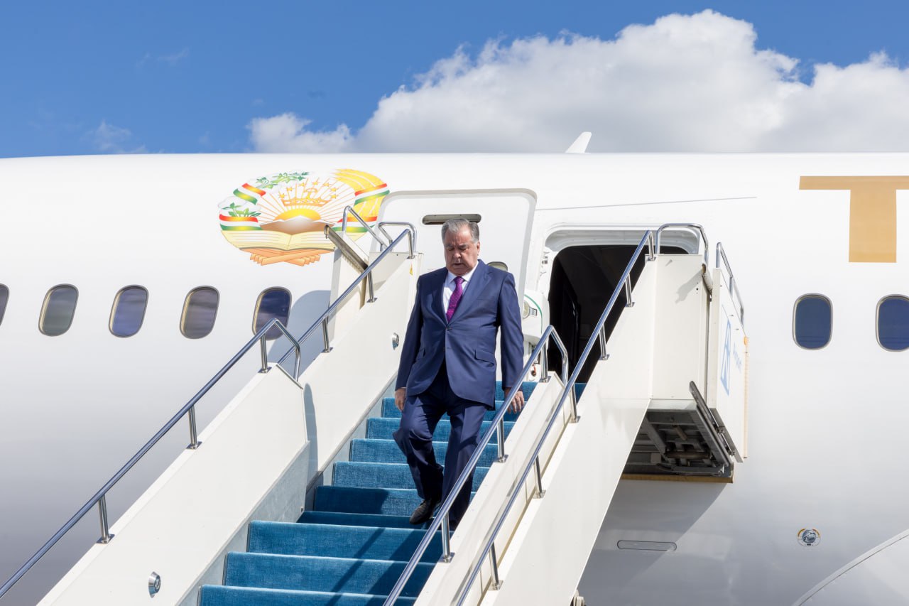 تاجىكستان پرەزيدەنتى ەمومالي راحمون قازاقستانعا كەلدى