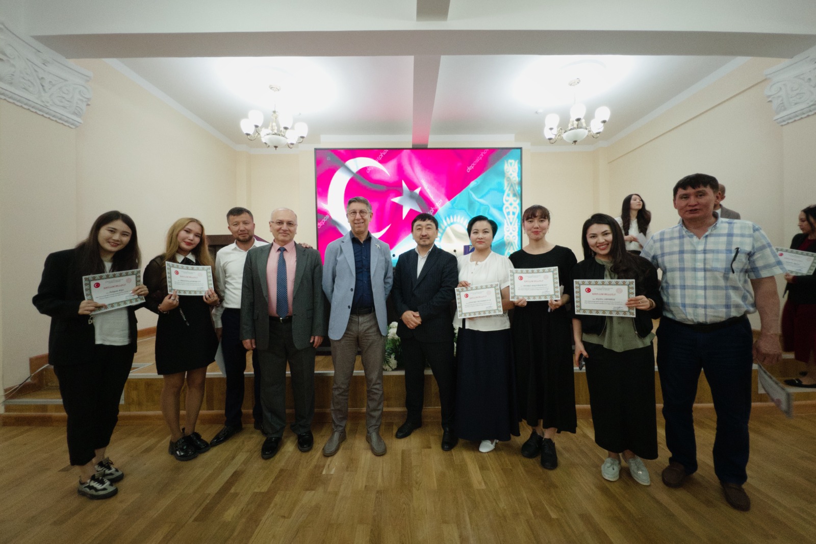 عىلىم ورداسى قىزمەتكەرلەرى شەت تىلدەرىن ۇيرەنەدى