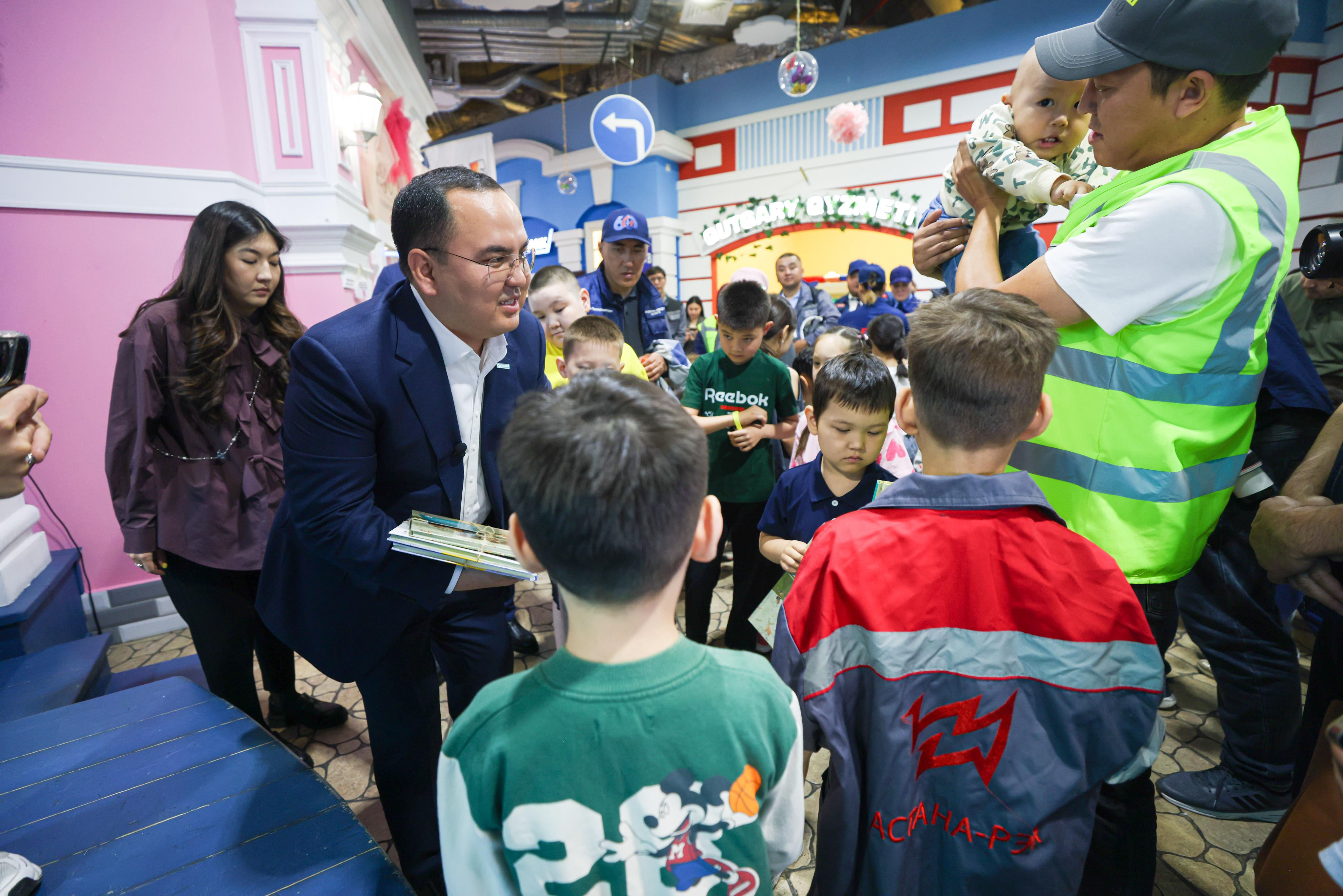 «AMANAT» پارتياسى جۇمىسشى ماماندىق يەلەرىنىڭ بالالارىن قۇتتىقتادى