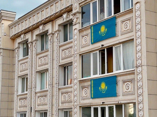 استانانىڭ ورتالىق كوشەلەرى كوك تۋمەن بەزەندىرىلدى