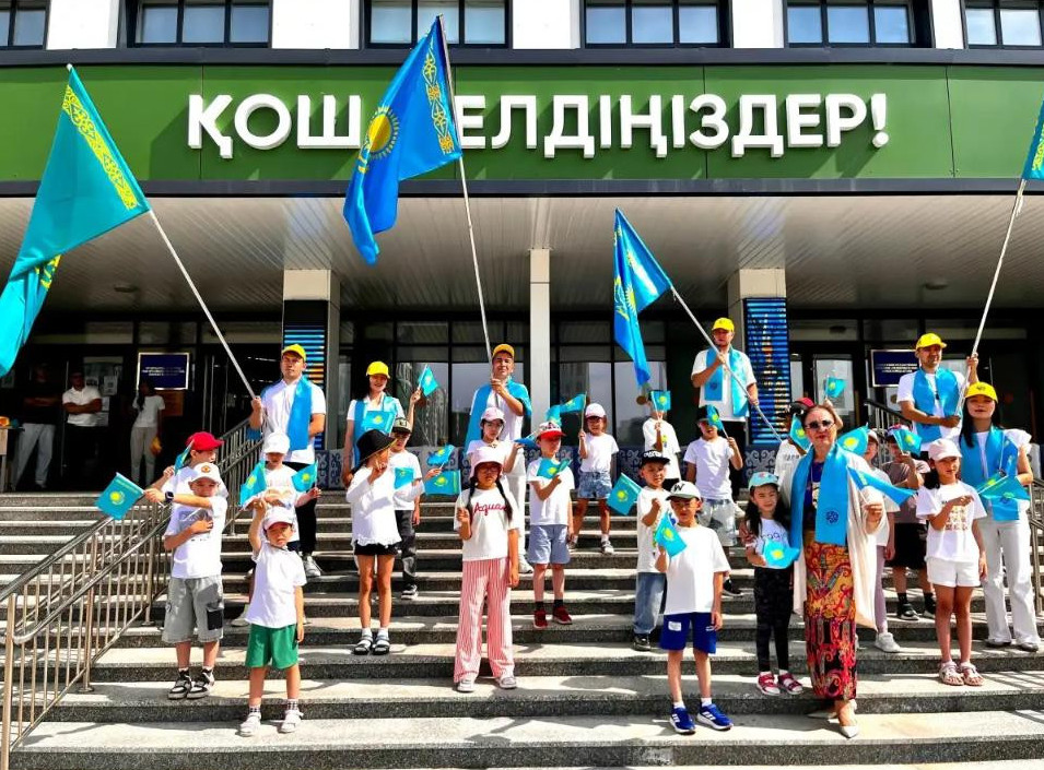 10 مىڭنان استام بالا ءبىر مەزەتتە ءانۇراندى شىرقادى