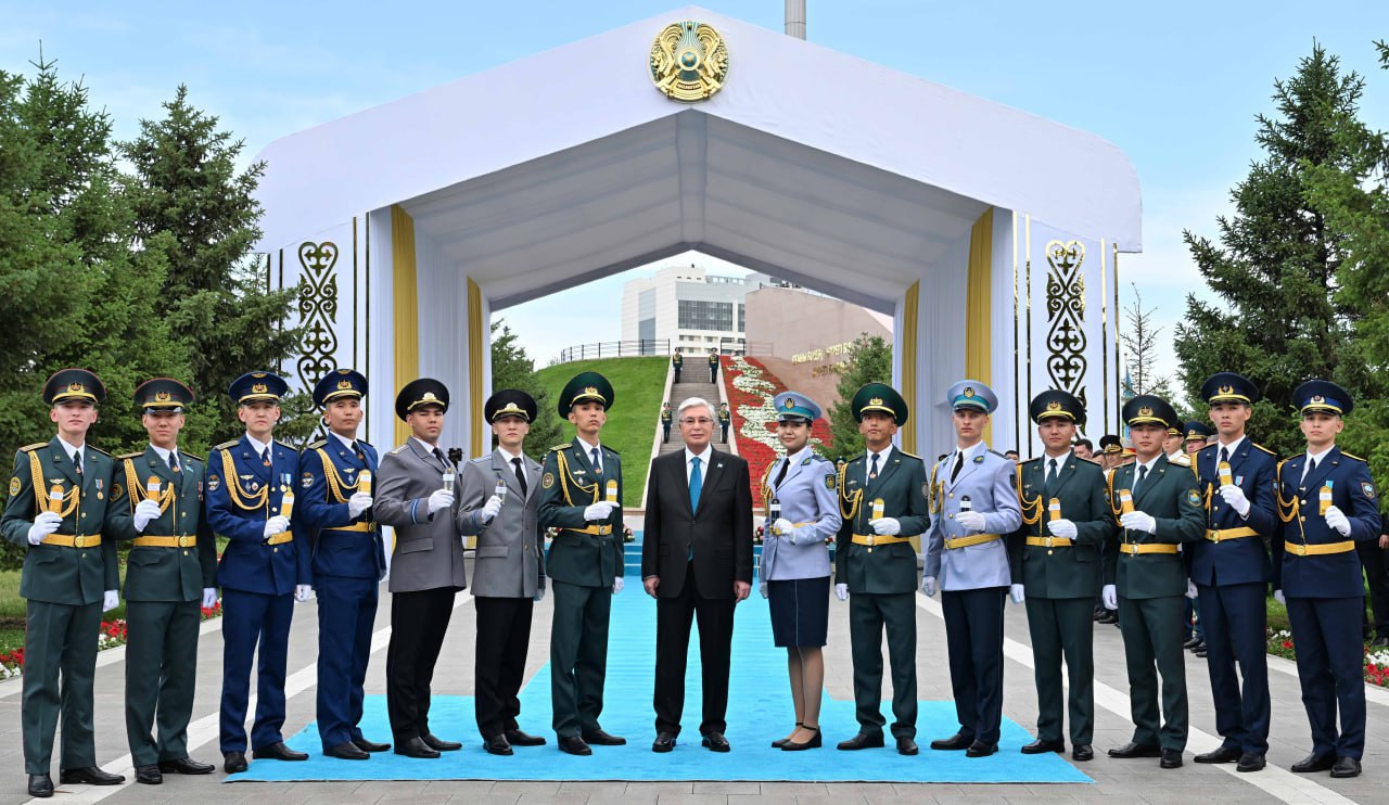 اسكەري وقۋ ورىندارىنىڭ 14 ۇزدىك تۇلەگى وفيتسەرلىك شەن الدى