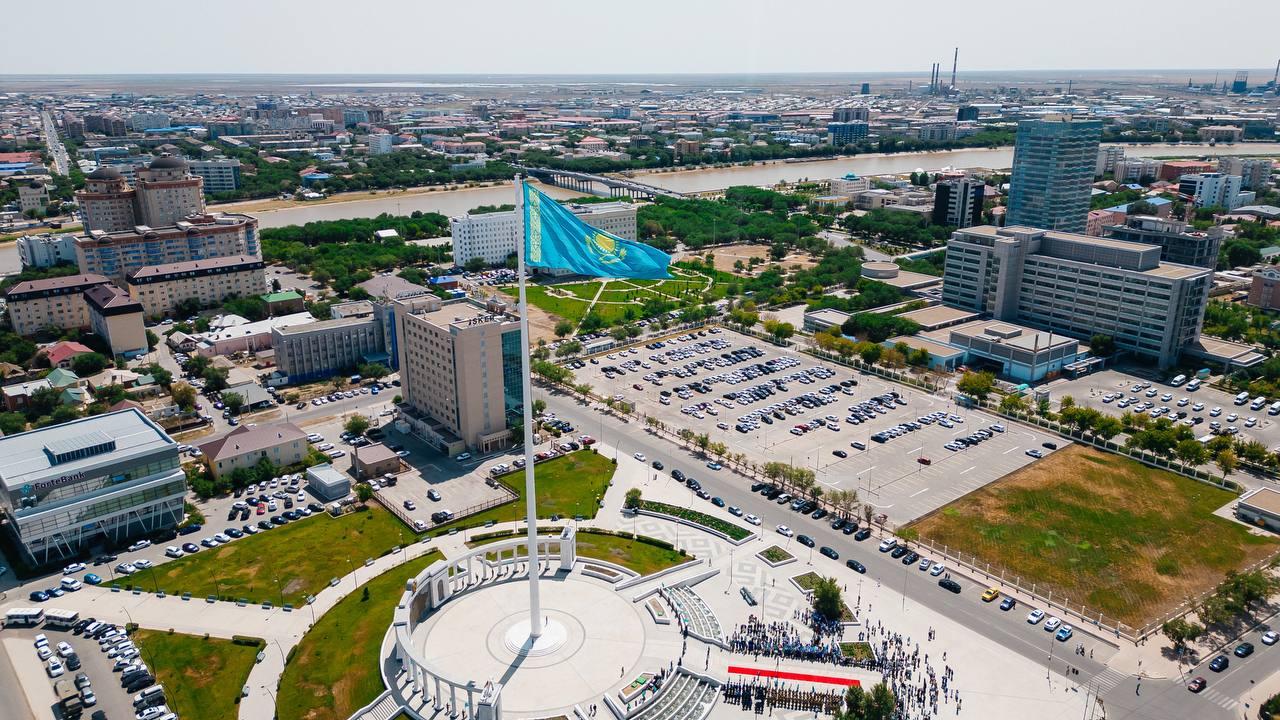 اتىراۋدا مەملەكەتتىك تۋ 91 مەتر بيىكتە جەلبىرەدى