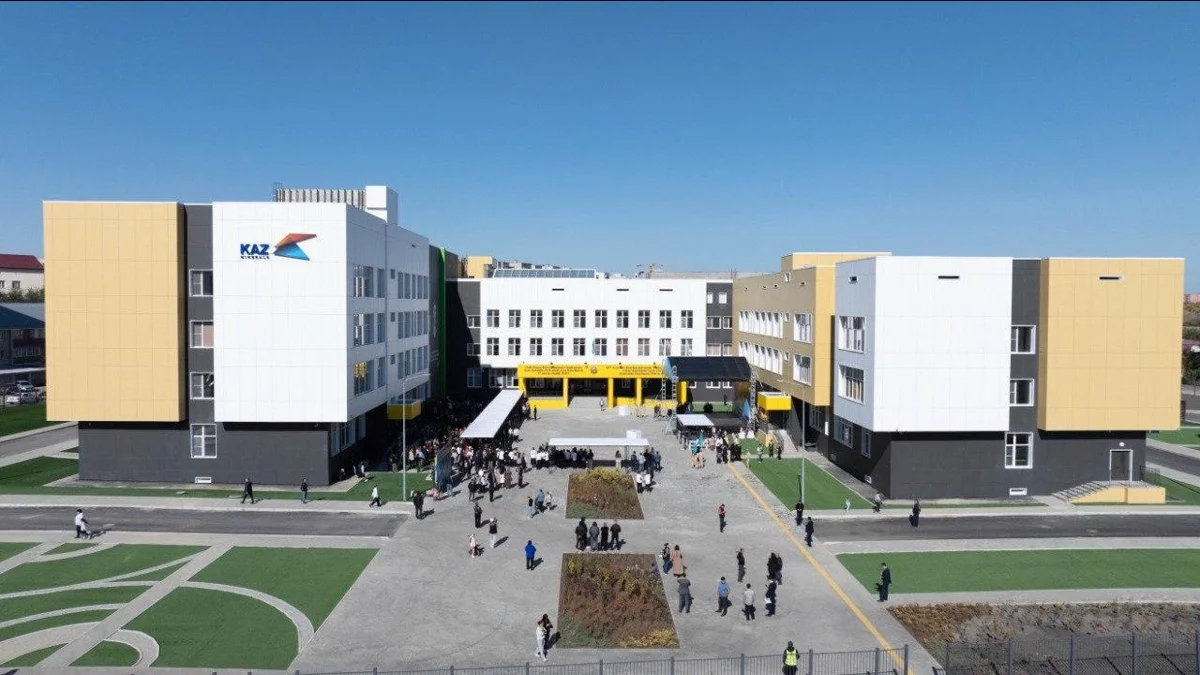 سەمەيدەگى IT-مەكتەپ «جىلدىڭ ۇزدىك الەۋمەتتىك جوباسى» دەپ تانىلدى