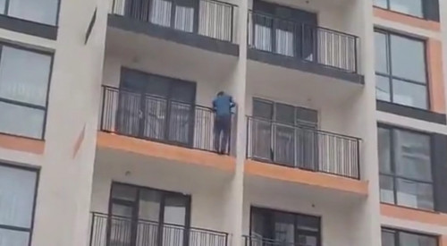 ەر ادام ءتورتىنشى قاباتقا ورمەلەپ شىعىپ,  ءورتتى ءسوندىردى