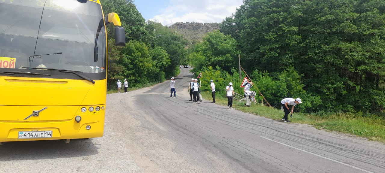 ستۋدەنتتەر باياناۋىل ۇلتتىق پاركىندەگى كولدەردى قوقىستان تازارتتى