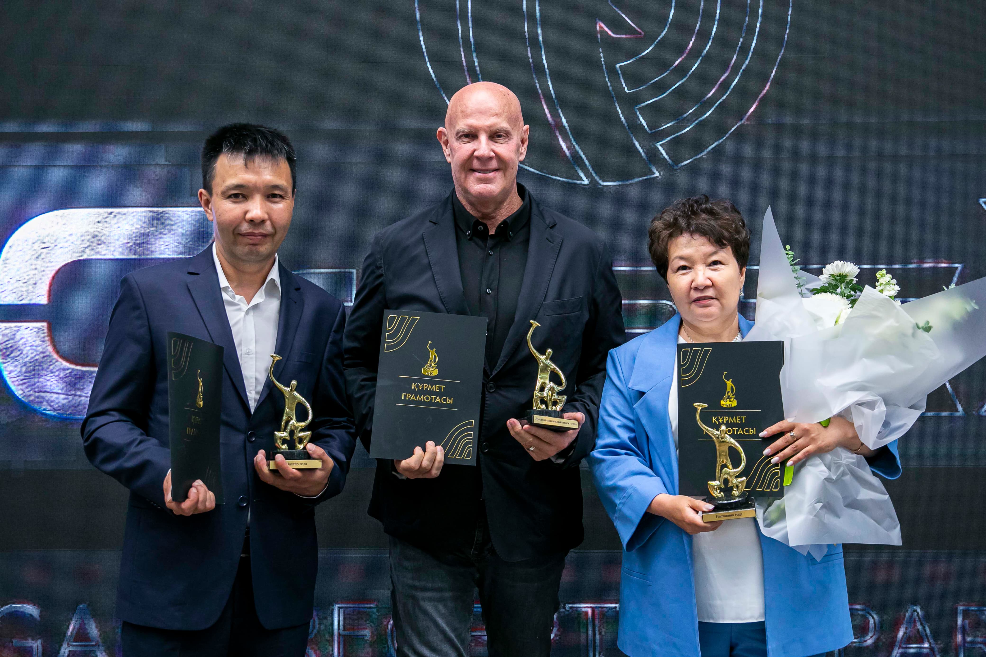 سەمەي مەكتەبى ۇزدىك اتاندى