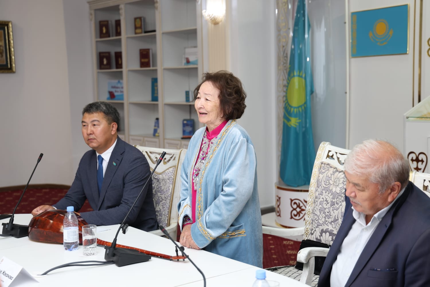 «ALQA» راديوسىنىڭ 1 جىلدىعىنا وراي رەسپۋبليكالىق دوڭگەلەك ۇستەل وتىرىسى ءوتتى