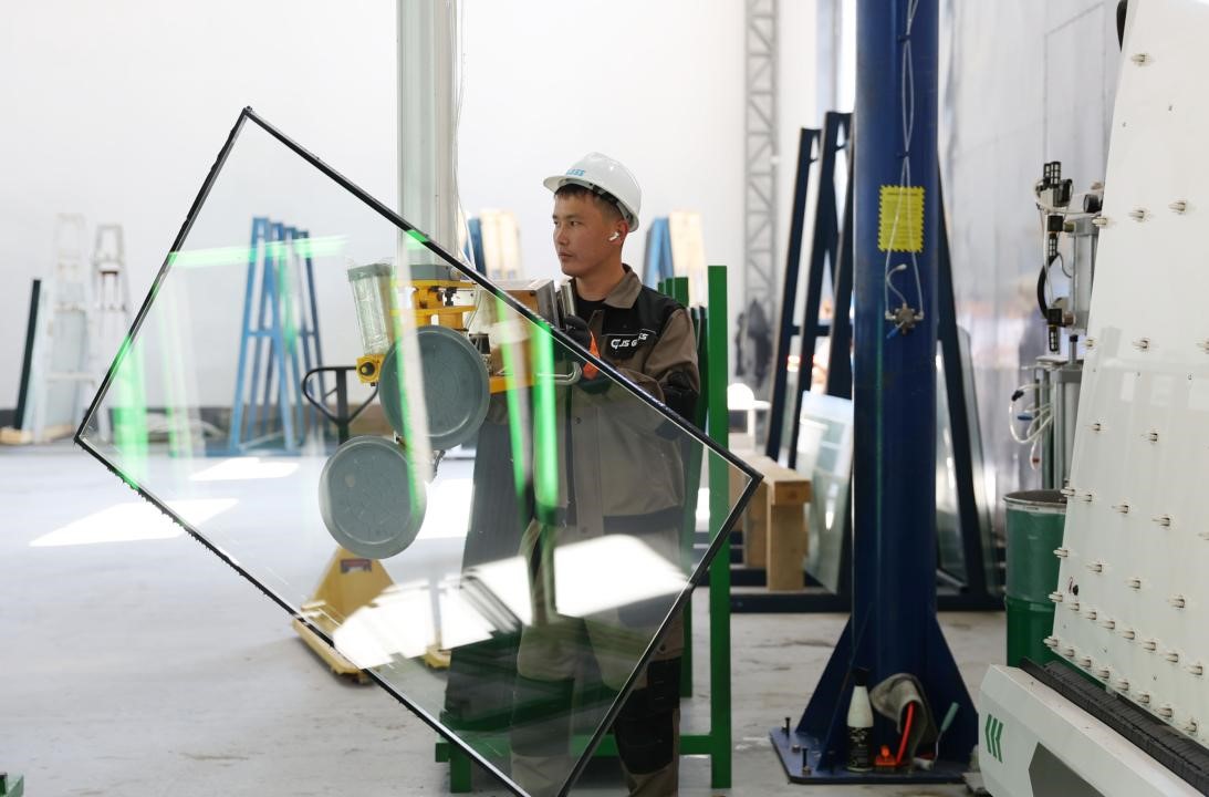 ۇلگىلىدەگى شىنى شىعاراتىن زاۋىت