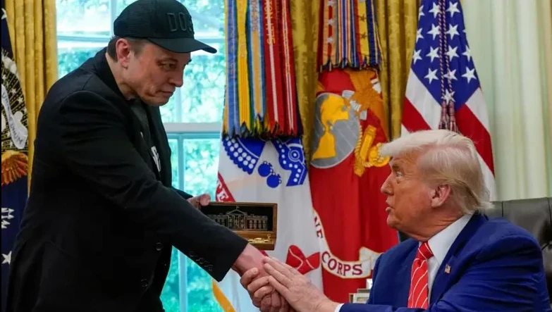 يلون ماسك كەشىرىم سۇرادى