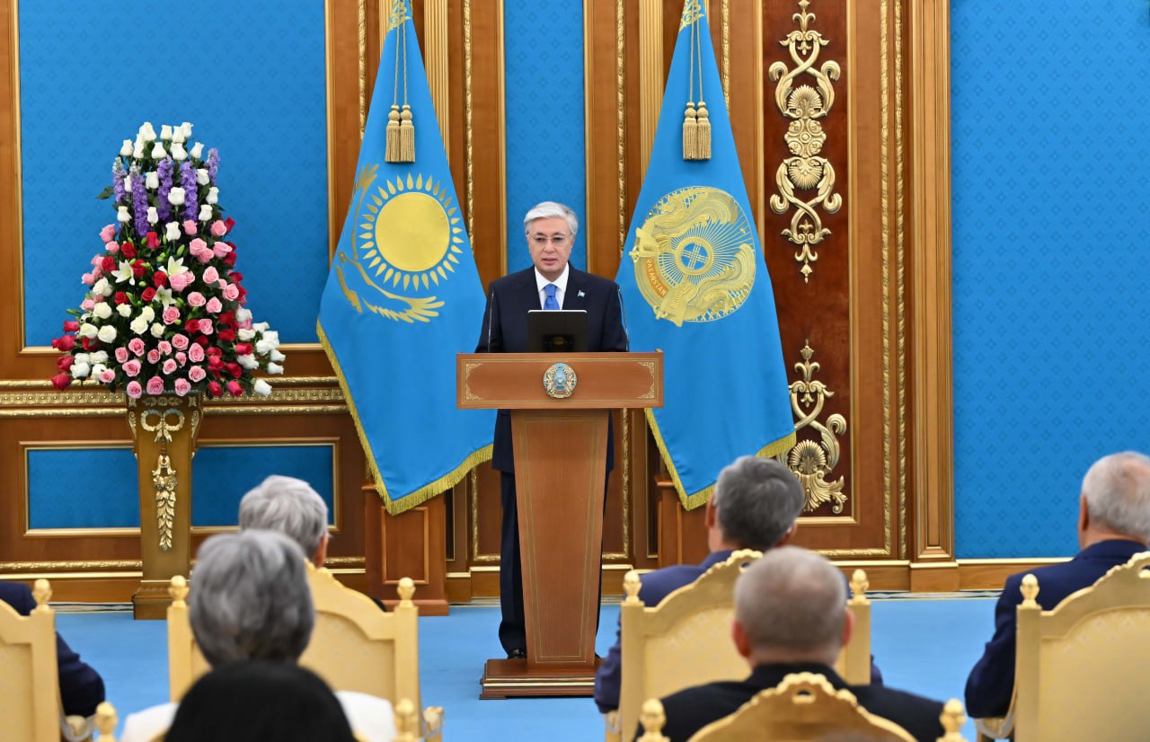 پرەزيدەنت مەديتسينا  قىزمەتكەرلەرىن قۇتتىقتادى