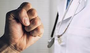 قاراعاندىدا ەر ادام دارىگەرلەرگە كۇش كورسەتكەن