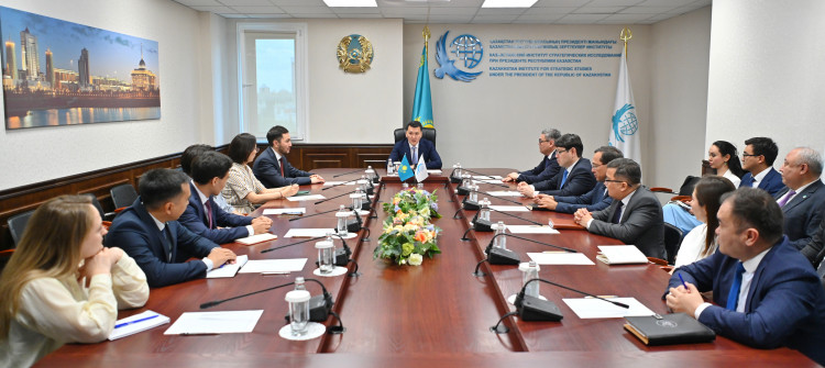 ەرلان قارين قسزي ۇجىمىنا جاڭا ديرەكتوردى تانىستىردى