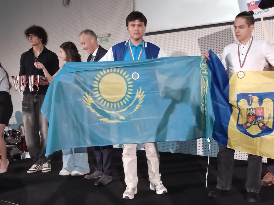 10 سىنىپ وقۋشىسى ەۋروپانىڭ ەڭ ۇزدىك فيزيگى اتاندى