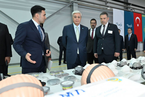 پرەزيدەنت رەسپيراتور مەن گازتۇتقى شىعاراتىن زاۋىتقا باردى