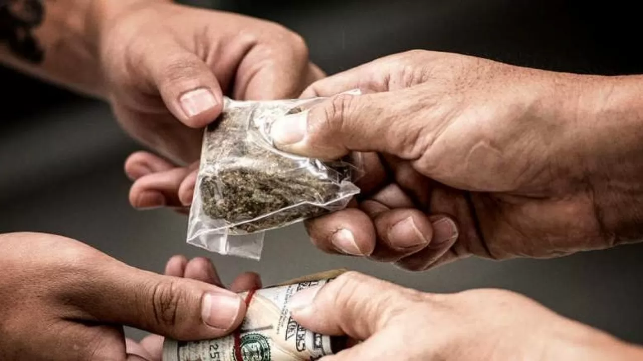 اقمولا وبلىسىندا جۇمىس ورنىندا ەسىرتكى ساتقان ەر ادام ۇستالدى