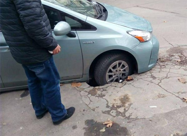 شۇڭقىرعا ءتۇسىپ كەتكەن ماشينانى قۇتقارۋشىلار شىعاردى