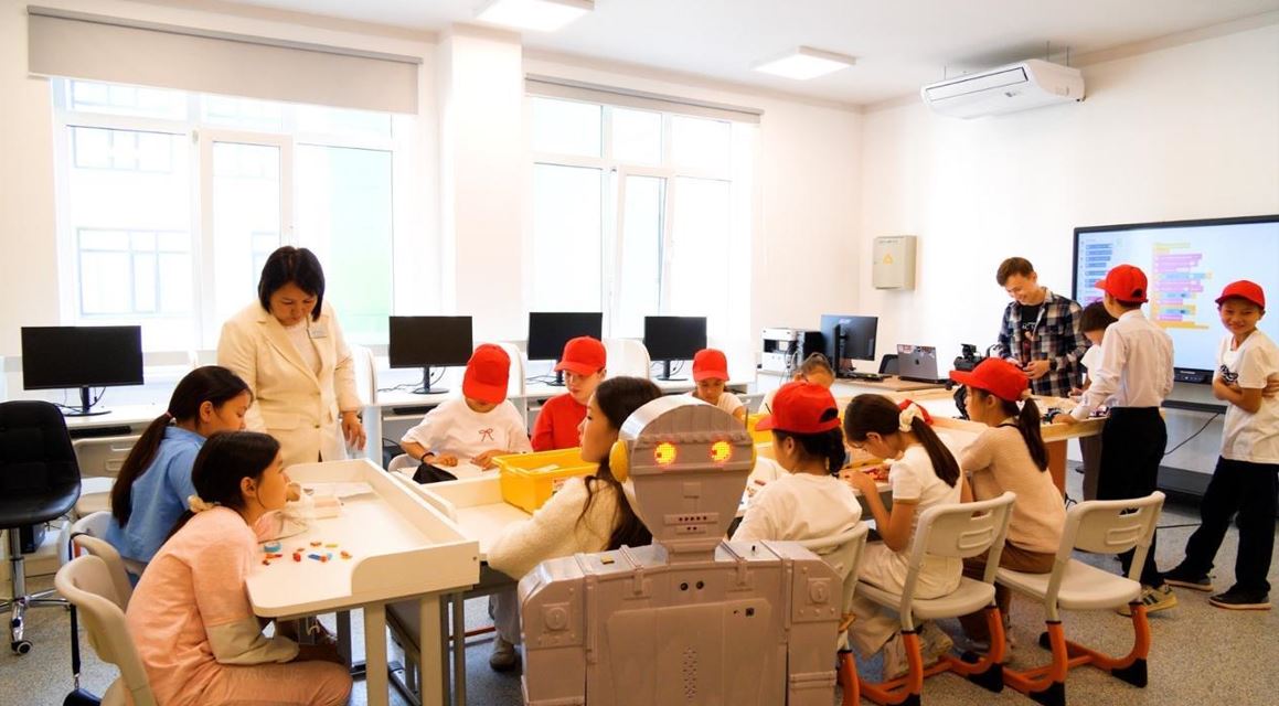 بالالار اقىلدى روبوتپەن كەزدەستى