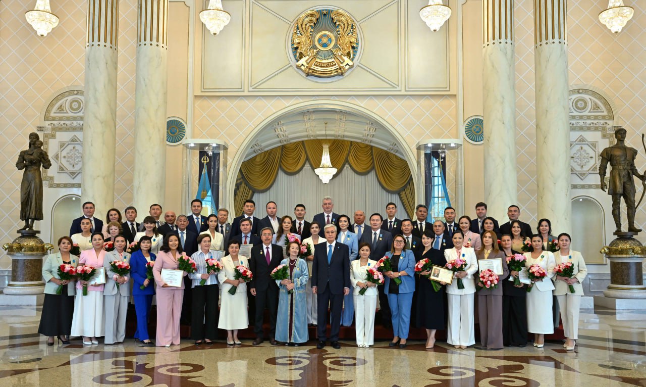 پرەزيدەنتتىڭ قولىنان ماراپات العان جۋرناليستەر بەلگىلى بولدى