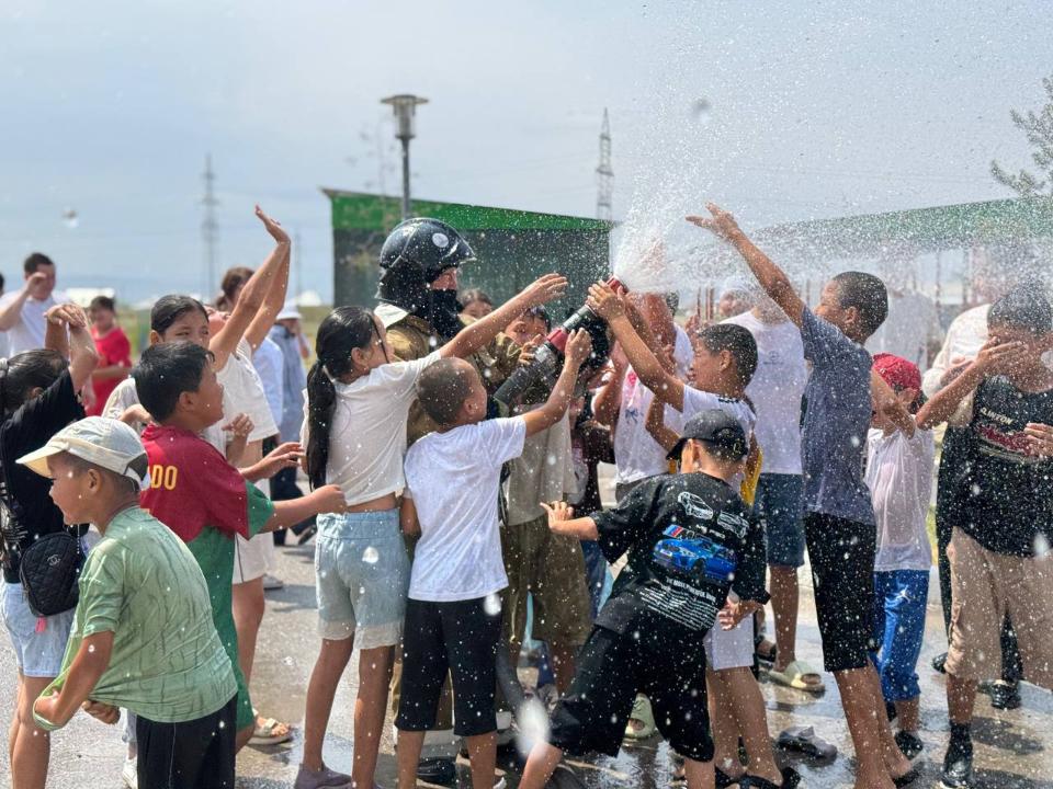 قۇتقارۋشىلار بالالارعا تج كەزىندەگى قاۋىپسىزدىك شارالارىن ۇيرەتەدى
