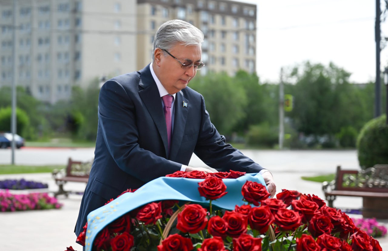 پرەزيدەنت ءاليا مولداعۇلوۆانىڭ ەسكەرتكىشىنە گۇل شوعىن قويدى