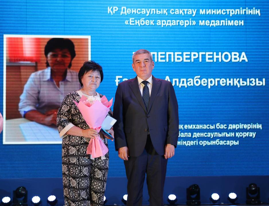 مەديتسينا قىزمەتكەرلەرىنە قۇرمەت كورسەتىلدى