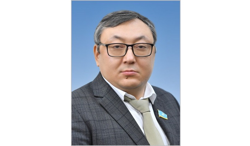 دەپۋتات: جۇمىسشىلاردىڭ مارتەبەسىن سوزبەن ەمەس, ىسپەن كوتەرۋ كەرەك