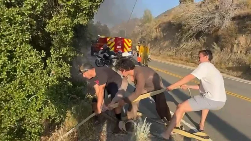 قازاقستاندىق اكتەر ورتەنىپ جاتقان كولىكتەن جۇرگىزۋشىنى قۇتقارىپ قالدى