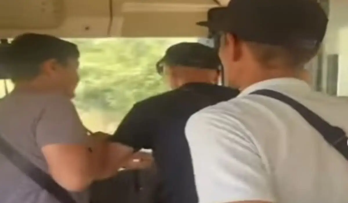 سەمەيدە اۆتوبۋس جۇرگىزۋشىسىن بالاعاتتاعان ەر ادام قامالدى